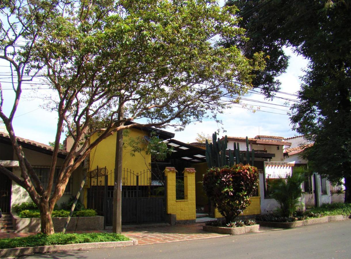 Yellow House Hostel Medellin Exterior photo